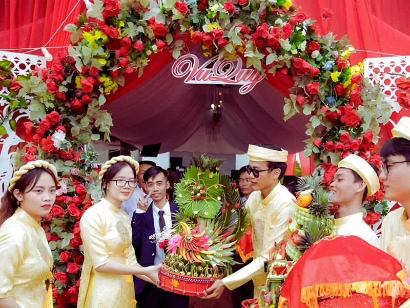Bưng quả mất duyên không