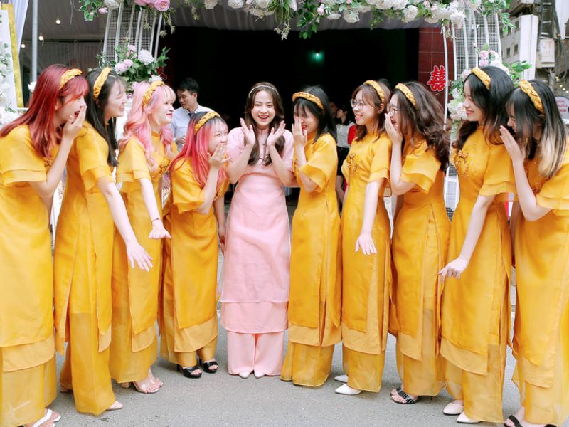 Đội hình bưng quả và bê tráp
