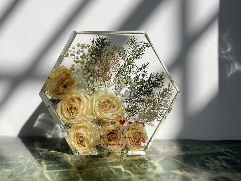 Quy trình tạo đèn ngủ từ hoa cưới bằng Resin