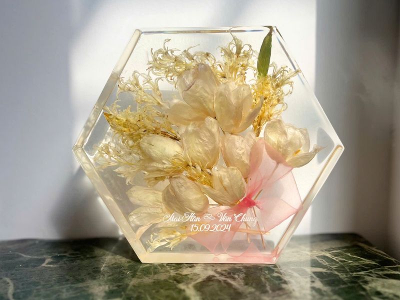 Hướng Dẫn Bảo Quản Khối Hoa Cưới Resin Để Luôn Bền Đẹp