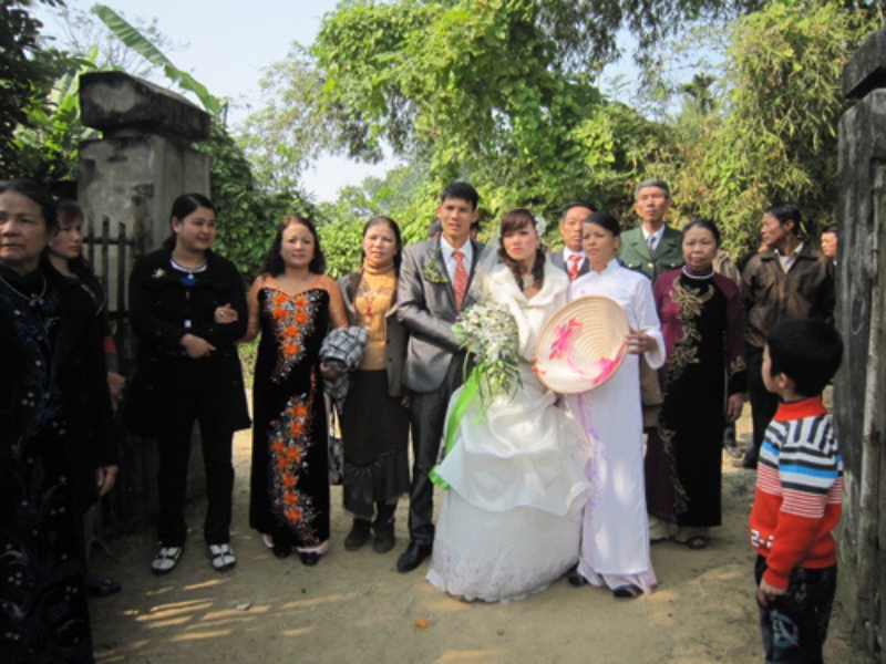 Nghi thức trao nón trong lễ cưới truyền thống
