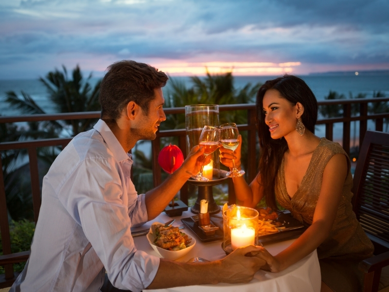 Bữa tối lãng mạn dưới ánh nến