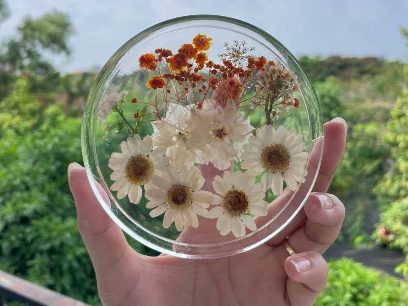 Khóa học hè nghề hoa khối resin dành cho học sinh