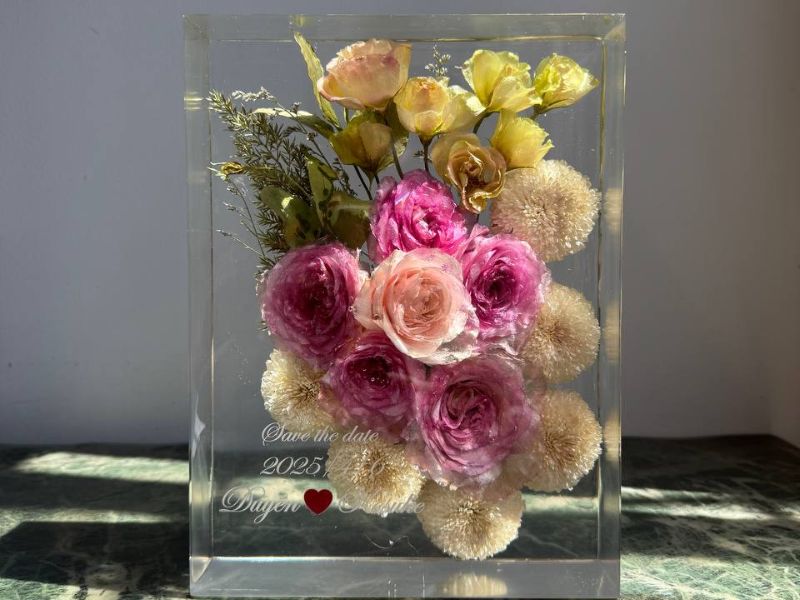 Sử dụng hoa cưới làm tranh khối Resin làm quà tặng ý nghĩa