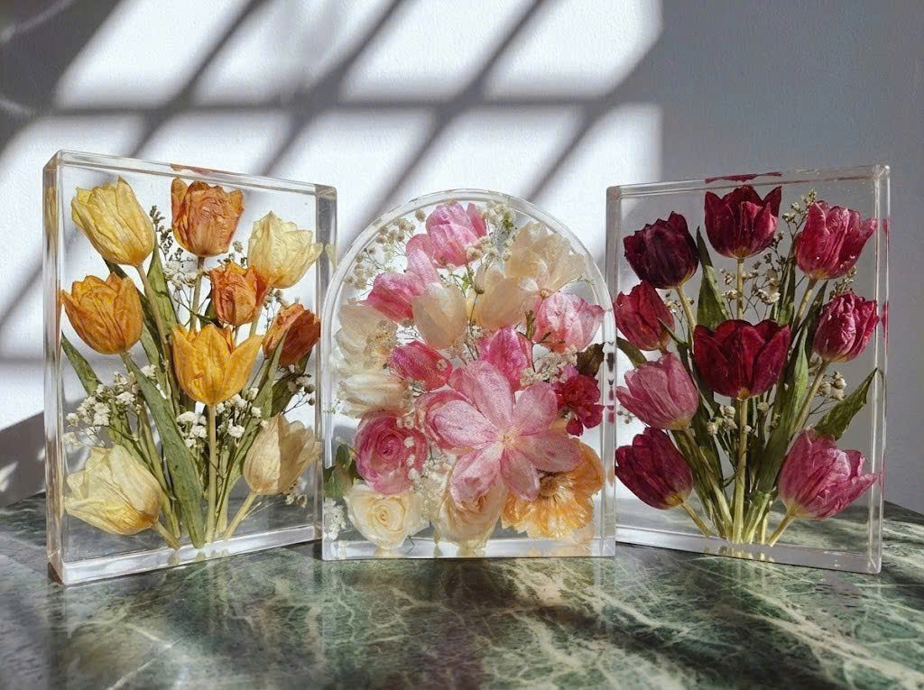Khám phá ý nghĩa hoa cưới Tulip và hành trình ngưng đọng thanh xuân vào khối hoa resin độc bản tại Uniquerexy. Nơi những lời hứa đính hôn trở thành di sản đi cùng năm tháng.