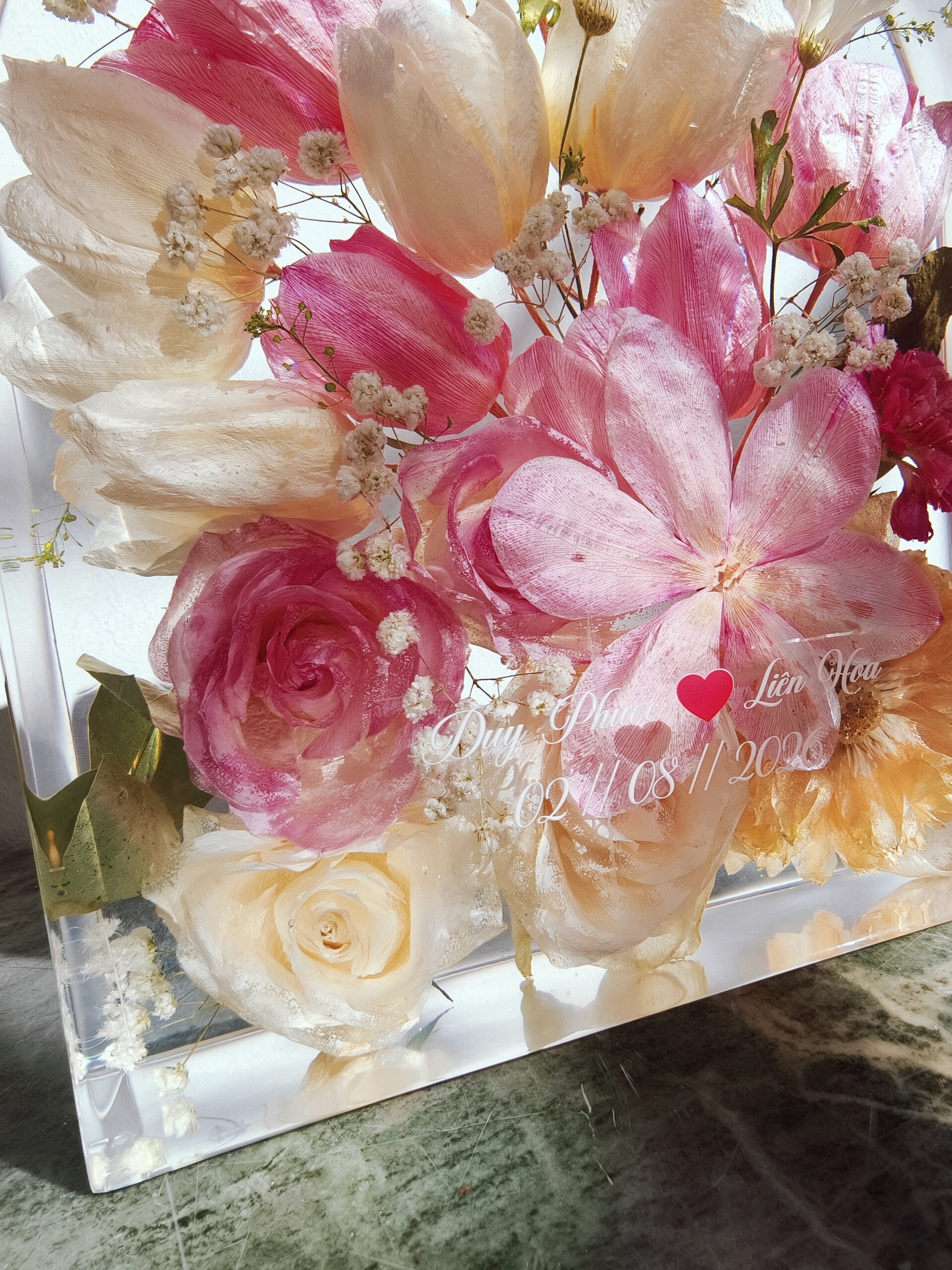 Khám phá ý nghĩa hoa cưới Tulip và hành trình ngưng đọng thanh xuân vào khối hoa resin độc bản tại Uniquerexy. Nơi những lời hứa đính hôn trở thành di sản đi cùng năm tháng.